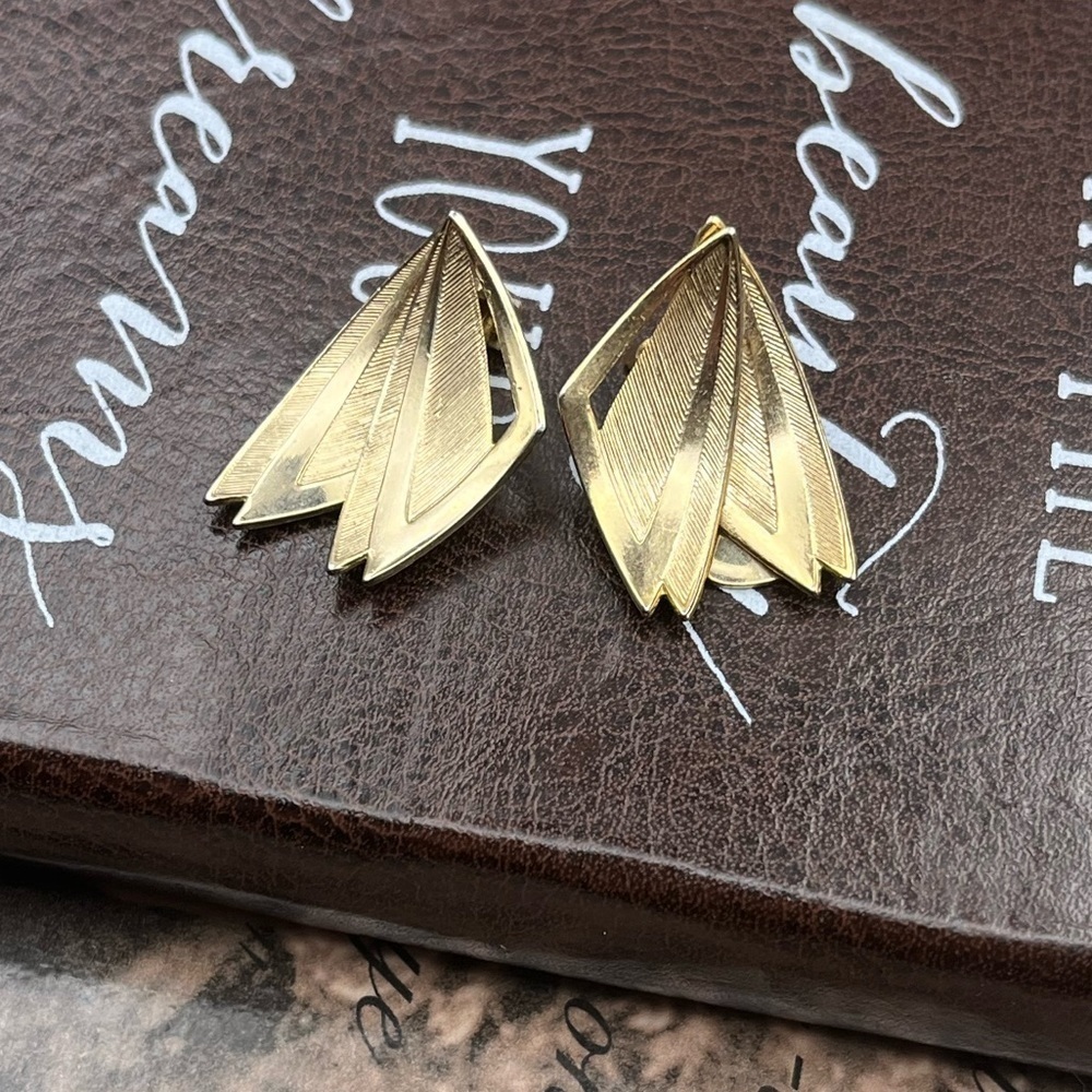 Vintage 70s Gold Tone Butterfly Feather Clip On Earrings - Picture 2 of 8